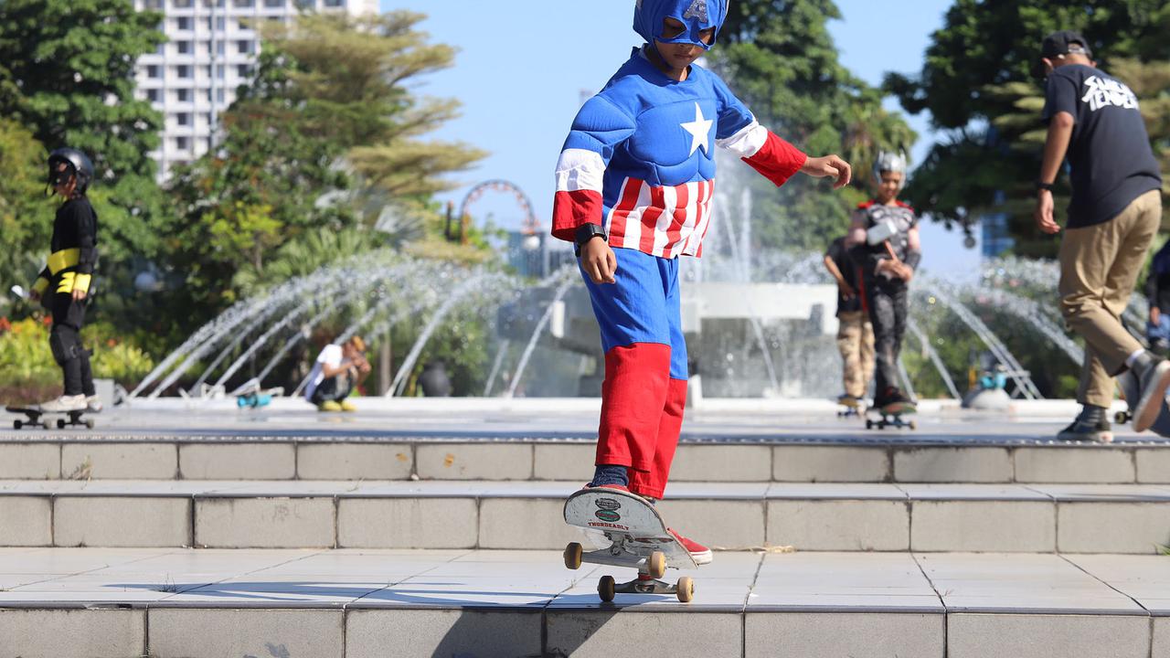 Skater cilik Surabaya untuk maramaikan Hari Skateboard sedunia. (Dian Kurniawan/Liputan6.com)