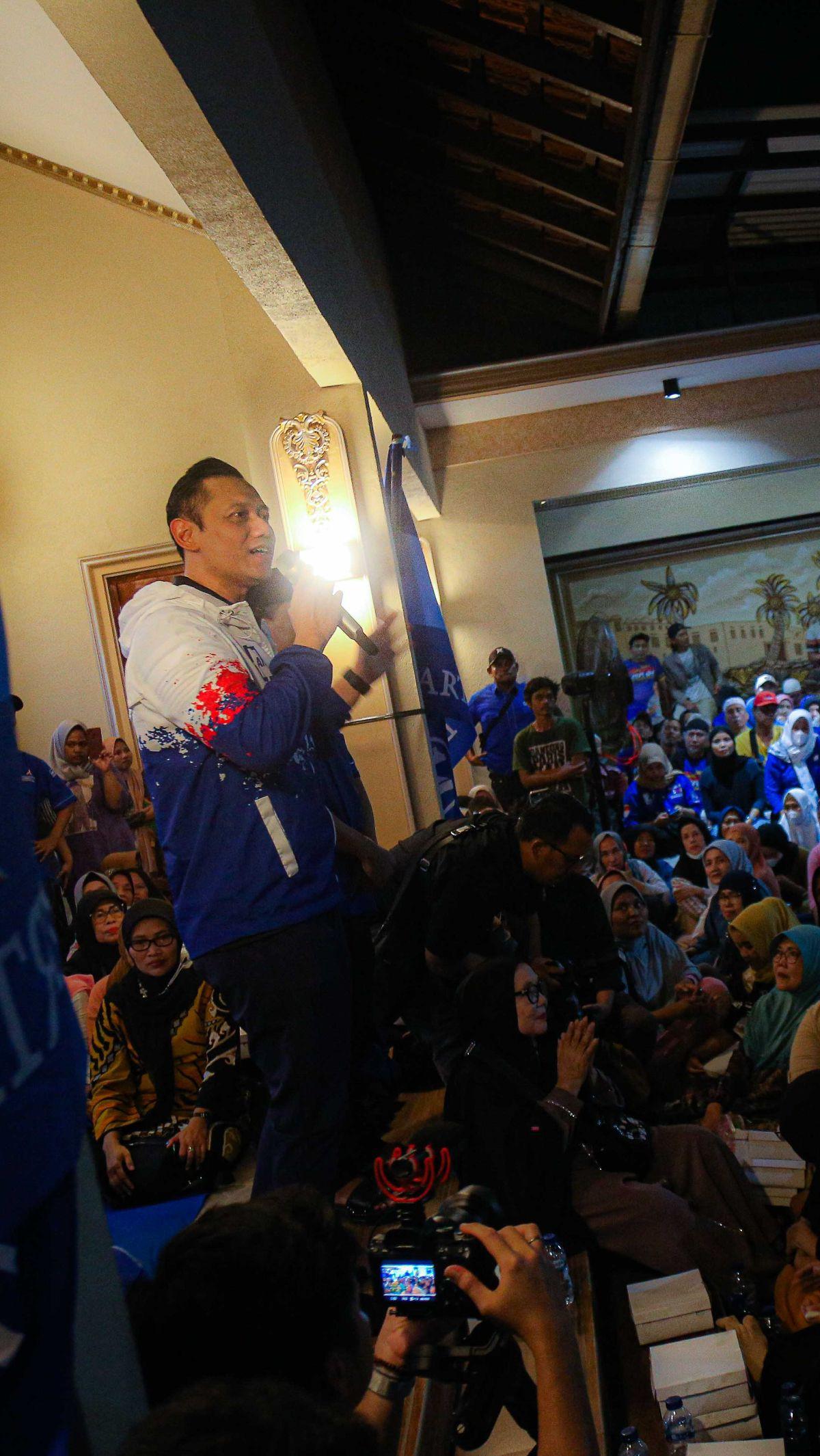Kedatangan AHY langsung disambut ratusan warga yang berkumpul di lokasi.