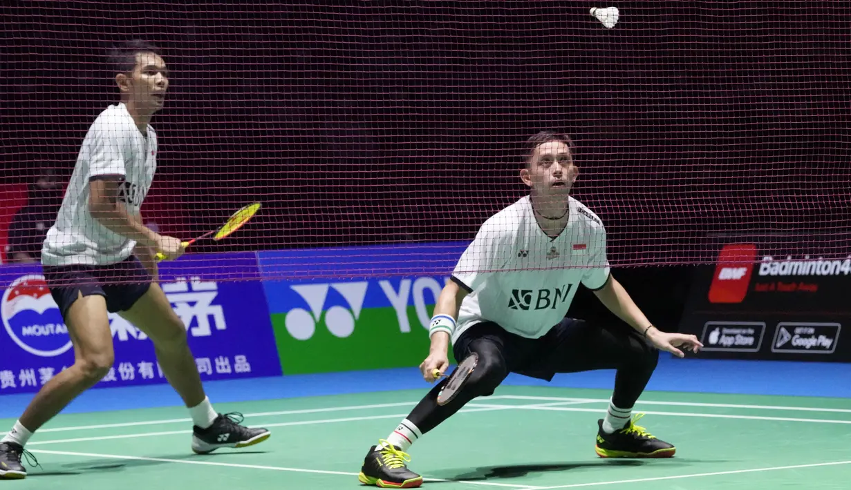 The Daddies berhasil melaju ke partai puncak usai menumbangkan junior mereka, Fajar Alfian/Muhammad Rian Ardianto dengan skor 23-21, 12-21, dan 21-16. (AP/Shuji Kajiyama)