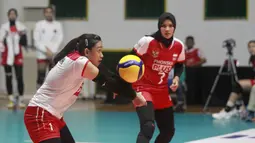 Pemain timnas bola voli putri Indonesia, Yulis Indahyani berusaha membangun serangan saat menghadapi Chinese Taipei pada laga semifinal Kejuaraan Bola Voli Putri AVC Challenge Cup 2023 di GOR Tri Dharma, Gresik, Jawa Timur, Sabtu (24/6/2023). Indonesia menang 3-2 atas Chinese Taipei (22-25, 26-24, 22-25, 25-20 dan 15-12) dan memastikan lolos ke babak final untuk menantang Vietnam. (Dok. PBVSI)