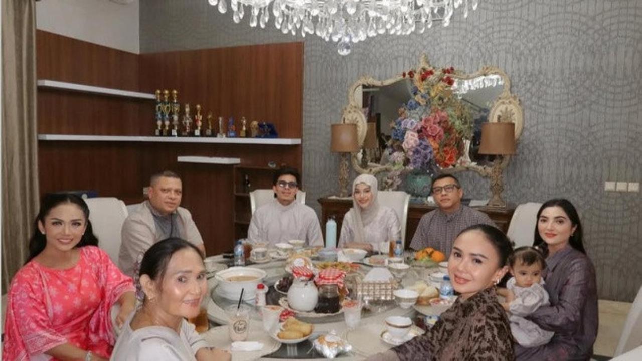 Buka puasa mewah dan penuh cinta, momen kebersamaan Aurel dan keluarga besar. (credit:instagram.com/aurelie.hermansyah)