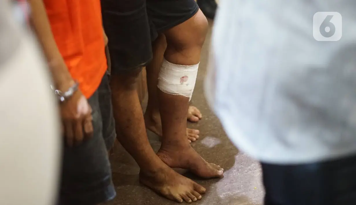 Tersangka begal warteg dihadirkan dalam rilis di Mapolres Metro Jakarta Selatan, Minggu (26/1/2020). Polisi menangkap empat orang begal Warteg Mamoka Bahari di kawasan Pesanggrahan dengan barang bukti yakni dua unit motor, celurit, serta dompet yang dirampas pelaku. (Liputan6.com/Immanuel Antonius)