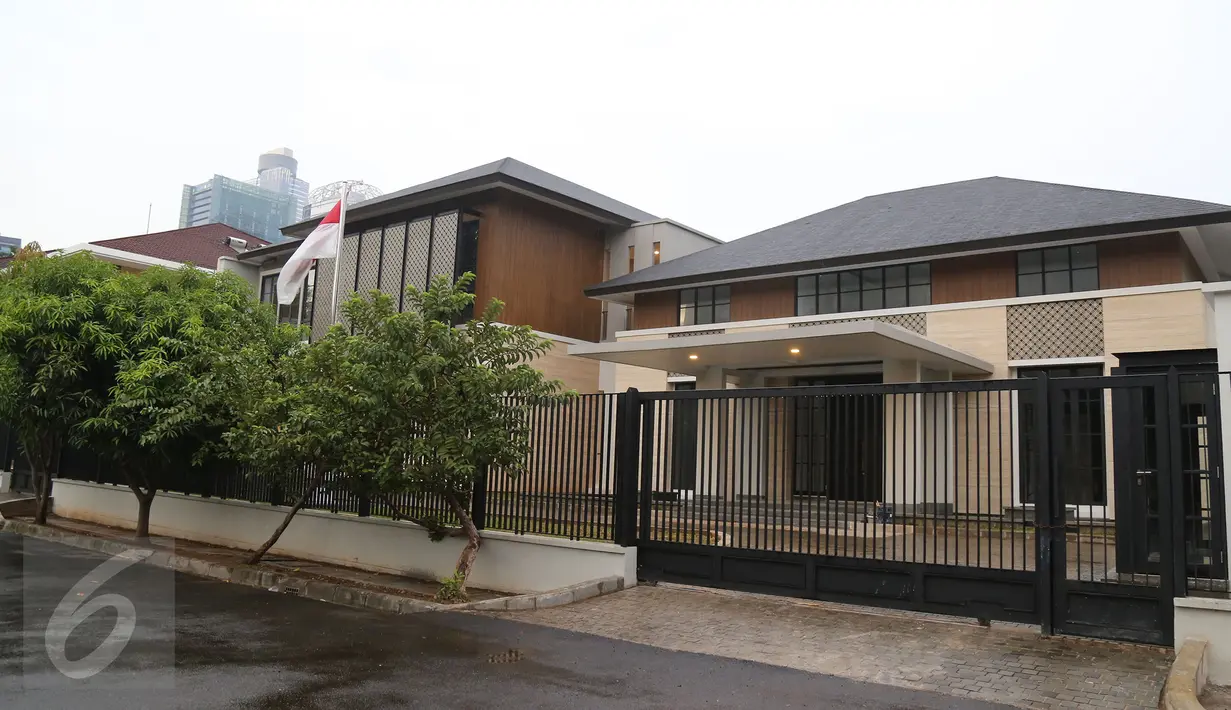Halaman depan rumah SBY di Jalan Mega Kuningan Timur VII, Jakarta Selatan, (29/10). Di bagian depan, rumah tersebut terdapat tiang dengan bendera merah putih yang berkibar. (Liputan6.com/HO)
