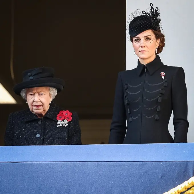 Kate Middleton Pinjam Anting Ratu Elizabeth untuk Remebrance Day