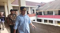 Wali Kota Depok, Supian Suri saat meninjau SDN Duren Seribu 1, Depok. (Liputan6.com/Dicky Agung Prihanto)