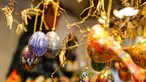 Sejumlah telur Paskah dipajang di sebuah toko di Old Town Square, Praha, Republik Ceko (23/3). Telur - telur tersebut diwarnai dan ditandai dengan corak yang indah untuk merayakan Paskah. (REUTERS/David W Cerny) 