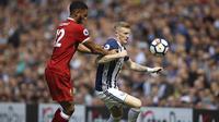 Duel pemain Liverpool, Joe Gomez (kiri) dan pemain West Bromwich Albion, James McClean pada lanjutan Premier League di The Hawthorns, West Bromwich, (21/4/2018).  West Bromwich imbangi Liverpool 2-2. (Nigel French/PA via AP)