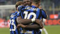 Dua pemain Inter Milan, Lautaro Martinez dan Marcus Thuram, merayakan gol ke gawang Bologna dalam laga giornata 19 Serie A Liga Italia yang digelar di Giuseppe Meazza, Kamis (16/1/2025) dini hari WIB. Inter Milan menang 2-1 atas Bologna dalam pertandingan ini. (AP Photo/Luca Bruno)
