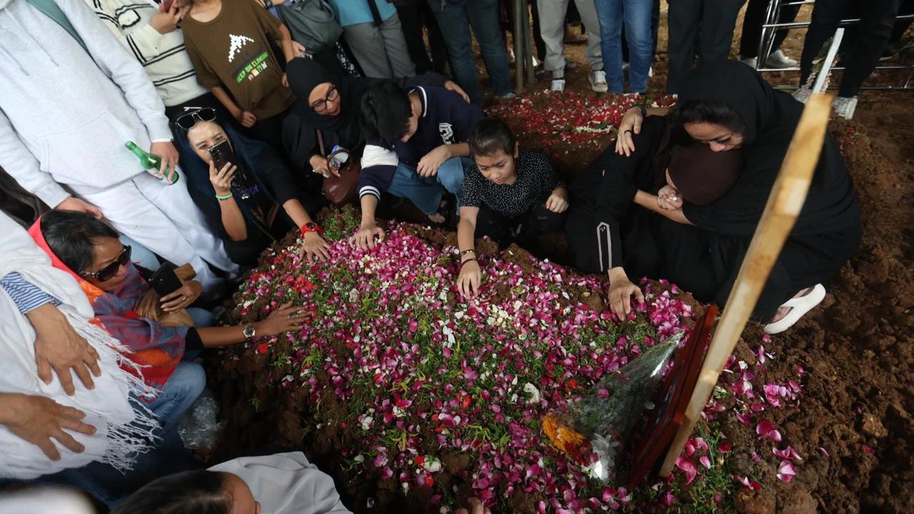 FOTO: Duka Mendalam Mengiringi Pemakaman Gary Iskak di Tanah Kusir