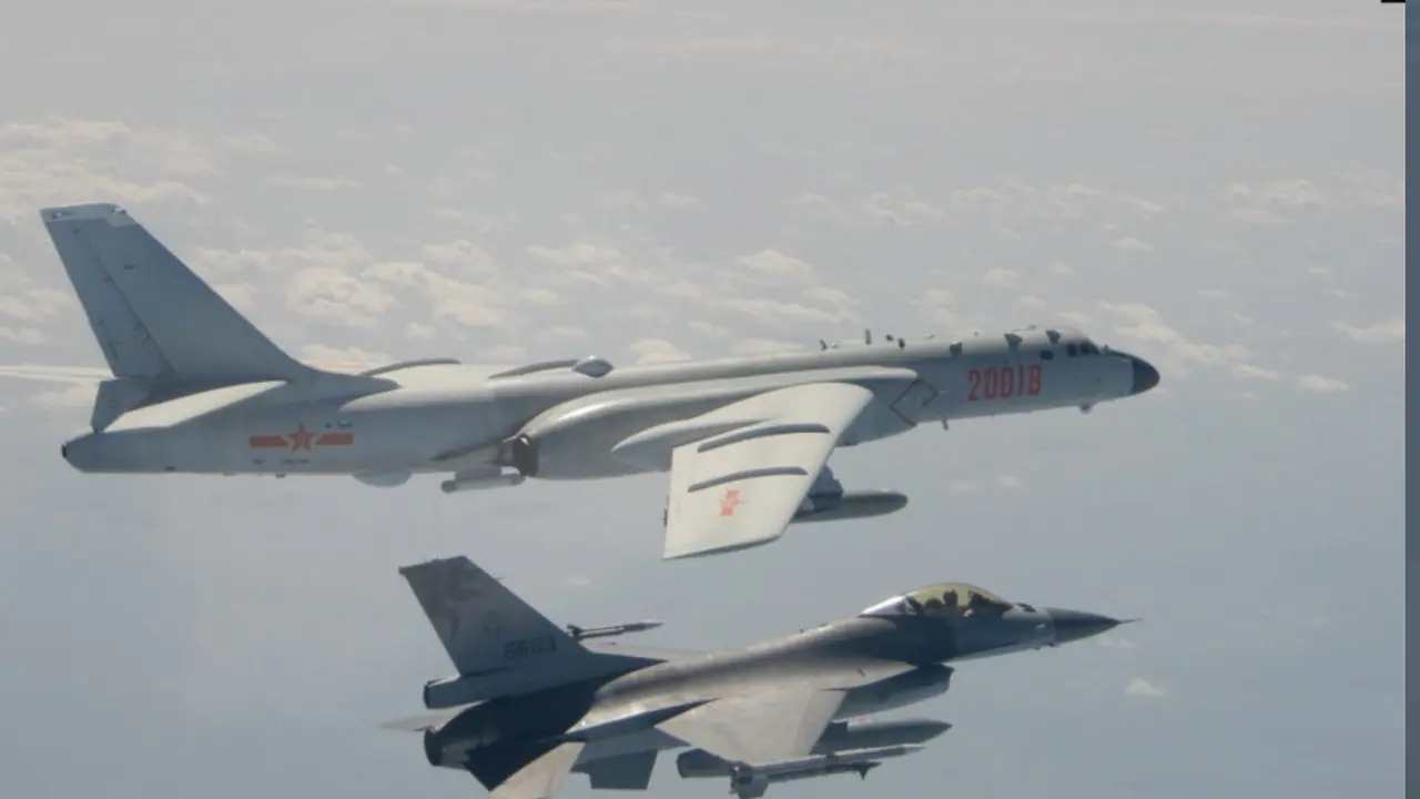 Pesawat tempur F-16 (bawah) milik Taiwan terbang di dekat pesawat pengebom H-6 milik China di wilayah udara Taiwan pada 10 Februari 2020. (Taiwan's Defence Ministry/AFP)