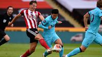 Penyerang Tottenham Hotspur, Son Heung-min berusaha melewati pemain Sheffield United, Sander Berge pada pertandingan lanjutan Liga Inggris di Bramall Lane di Sheffield, Inggris (2/7/2020). Sheffield United menang telak 3-1 atas Tottenham. (Oli Scarff/Pool via AP)
