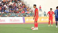 Kapten Timnas Indonesia U-22, Rizky Ridho Ramadhani bersiap melakukan eksekusi penalti ke gawang Filipina pada laga pertama Grup A SEA Games 2023 di Olympic Stadium, Phnom Penh, Kamboja, Sabtu (29/4/2023). (Bola.com/Abdul Aziz)