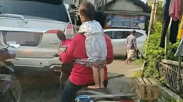 7 Momen Nyeleneh Emak-Emak Boncengin Anaknya Ini Malah Bikin Ngeri
