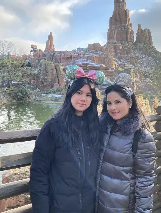 Berkunjung ke theme park, keduanya tampil menggemaskan dengan head piece Minnie Mouse yang menggemaskan. [Foto: Instagram/ Annisa Pohan]