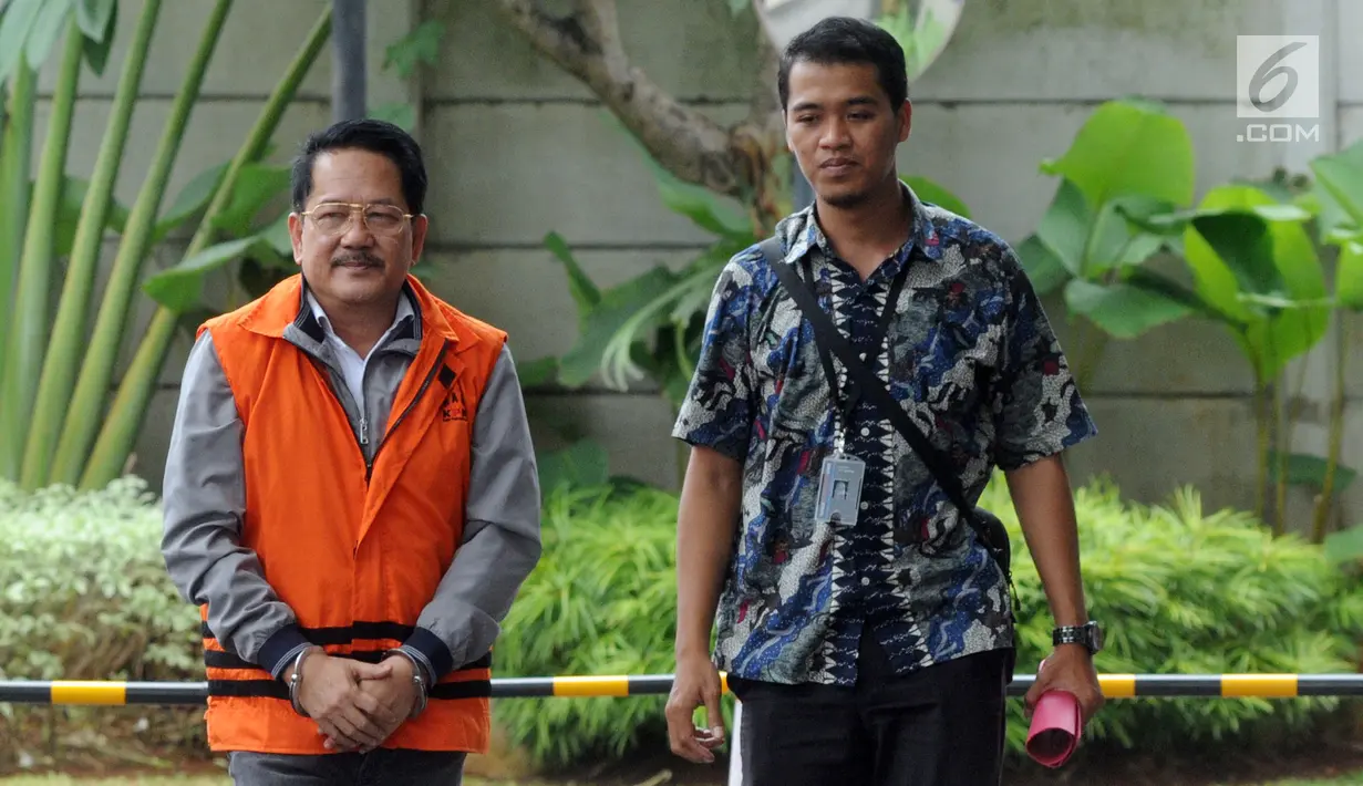 Pemilik PT Jasa Promix Nusantara dan PT Secilia Putri, Sibron Azis (kiri) tiba di Gedung KPK, Jakarta, Senin (18/3). Sibron Azis diperiksa terkait dugaan suap terhadap Bupati Mesuji Khamami. (merdeka.com/Dwi Narwoko)