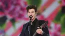 Penyanyi Shawn Mendes saat tampil dalam Victoria's Secret Fashion Show 2018 di Pier 94, New York, AS, Kamis (8/11). (Photo by Evan Agostini/Invision/AP)