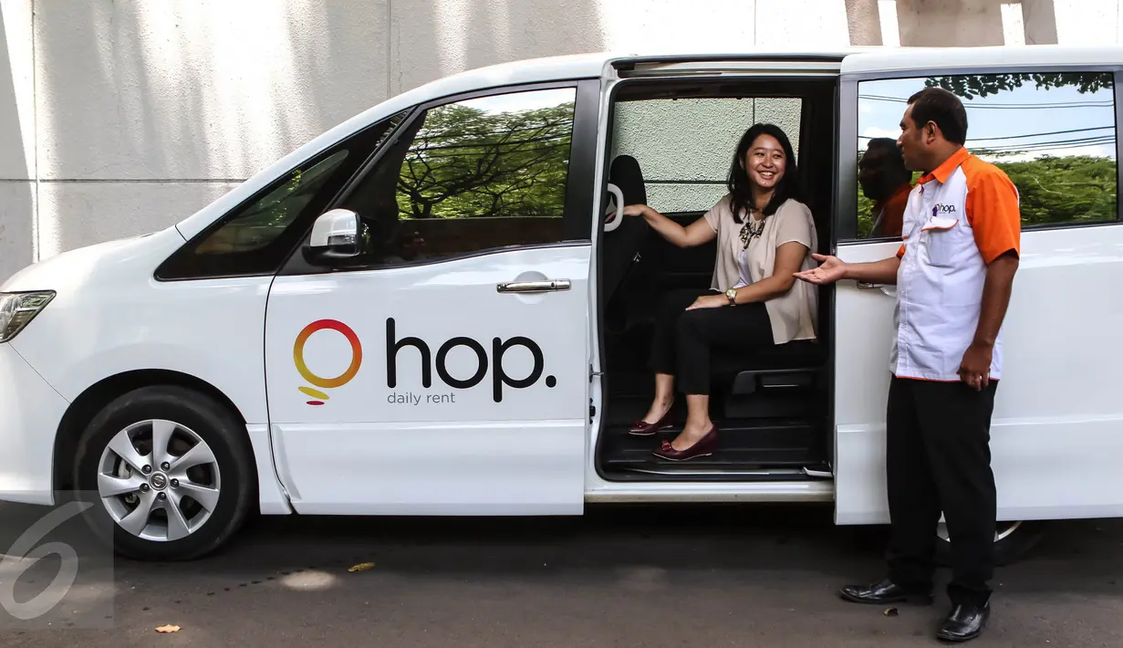  Seorang pengemudi mempersilahkan penumpang yang menggunakan jasa sewa kendaraan HOP Daily Rent di Ratu Plaza, Jakarta (05/.04). Peluncuran HOP Daily Rent merupakan upaya untuk memperluas produk dan layanan jasa otomotif. (Liputan6.com/Fery Pradolo)