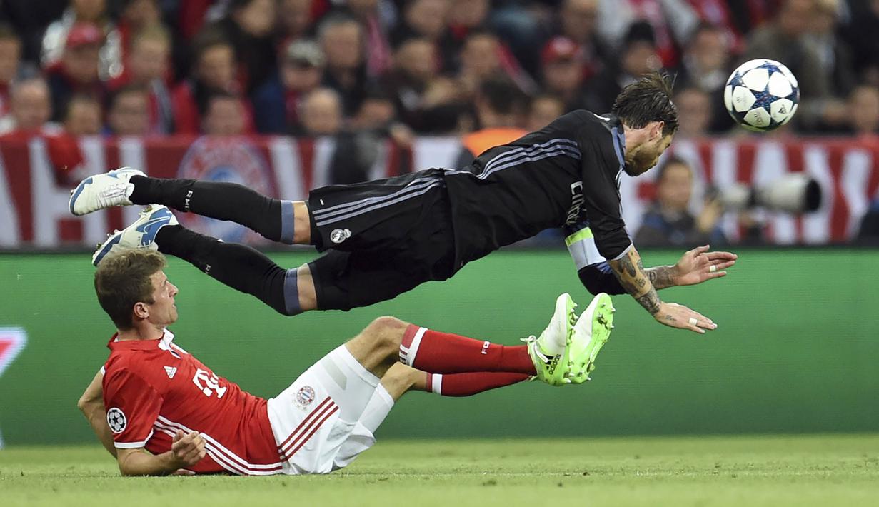 Bek Real Madrid, Sergio Ramos, berusaha menghalau bola. Pada laga tersebut Real Madrid memakai skema 4-3-3 sementara Bayern Munchen dengan formasi 4-2-3-1.  (AP/Andreas Gebert)