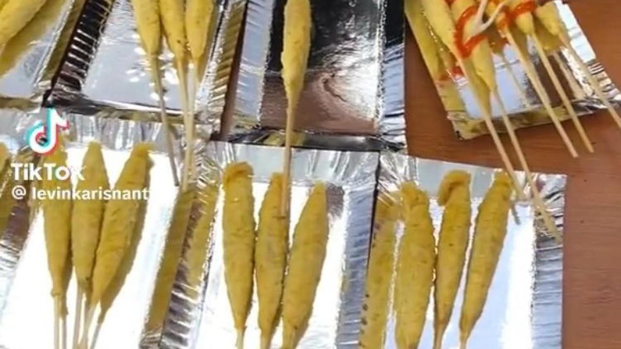 Jajanan telur gulung memang identik dan pasti ada di setiap CFD hampir di seluruh daerah. Namun pada acara pernikahan ini, mereka juga mendatangkan penjual telur gulung untuk dijadikan hidangan para tamu di acara pernikahan.