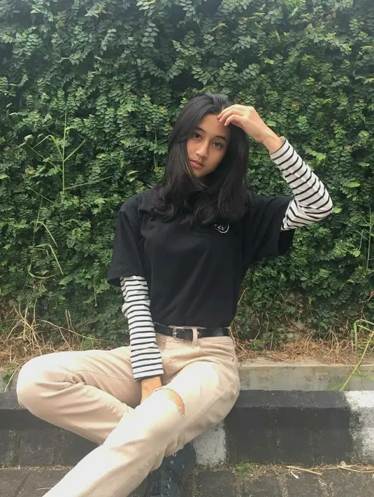 Penampilan Keisya saat menggunakan baju hitam dan celana berwarna khaki ini tampak sangat menawan. Penyanyi muda yang juga model ini selalu tampil cantik dengan rambutnya yang lurus. Patut ditunggu karya-karya Keisya Levronka selanjutnya. (Liputan6.com/IG/@keisyalevronka)