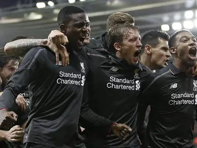 Para pemain Liverpool merayakan gol Daniel Origi (kiri)  saat melawan Southampton pada laga perempat final Piala Liga Inggris di Stadion St. Mary's, Southampton, Kamis (3/12/2015) dini hari WIB. (AFP Photo/Adrian Dennis)