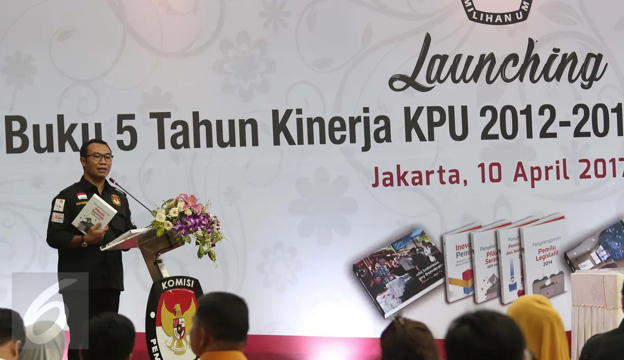Komisioner KPU Sigit Pamungkas saat meluncurkan buku penyelenggaraan pemilu ketika dalam masa jabatan di Jakarta , Senin (10/4). Komisioner KPU Pusat juga meresmikan ruang kontrol KPU. (Liputan6.com/Angga Yuniar)