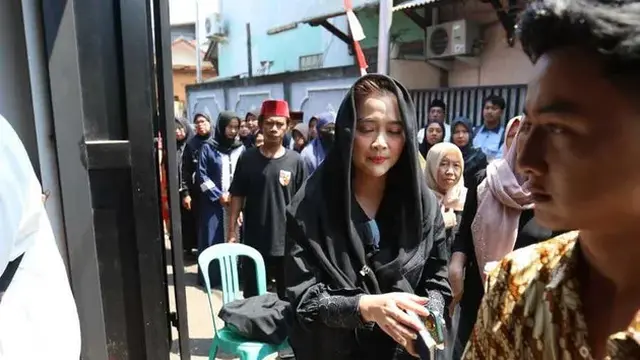 Potret Artis Datang ke Rumah Duka Mpok Alpa, Penuh Tangis dan Duka Mendalam