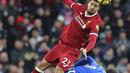 Pemain Liverpool, Emre Can (kiri) melakukan duel dengan pemain Brighton, Glenn Murray pada laga Premier League pekan ke-15 di di American Express Community Stadium, Brighton, (2/12/2017). Liverpool menang telak 5-1. (Gareth Fuller/PA via AP)