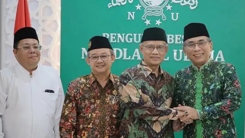 Ketua Umum Pengurus Besar Nahdlatul Ulama (PBNU) Yahya Cholil Staquf atau Gus Yahya bersalaman dengan Ketua Umum PP Muhammadiyah Haedar Nashir. (Istimewa)