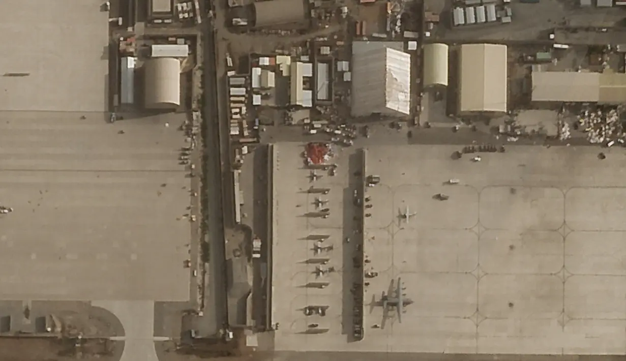 Foto satelit yang diambil oleh Planet Labs Inc., kendaraan dan pesawat yang ditinggalkan dan cacat terlihat di bandara internasional Kabul setelah penarikan pasukan AS dari Afghanistan, Selasa (31/8/2021).  Taliban kini memegang kendali penuh atas Bandara Kabul. (Planet Labs Inc. via AP)