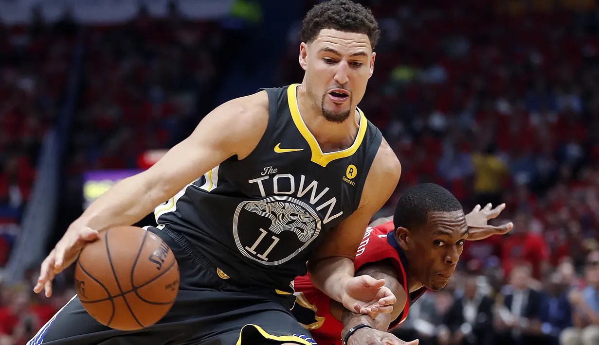 Pemain Warriors, Klay Thompson (11) menggiring bola melewati adangan pemain Pelicans, Rajon Rondo pada laga gim ketiga semifinal NBA basketball playoff di Smoothie King Center, New Orleans, (4/5/2018). Pelicans menang 119-100. (AP/Gerald Herbert)