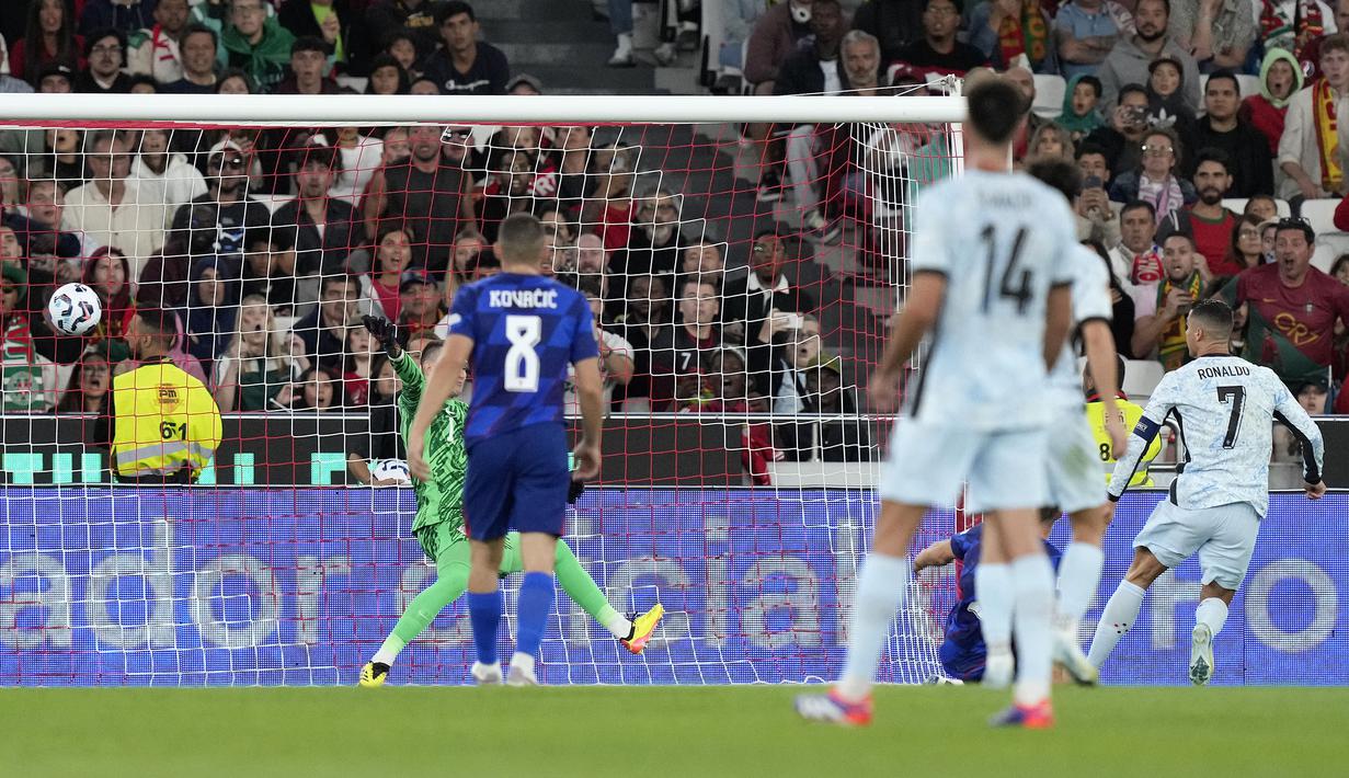 Pemain Portugal, Cristiano Ronaldo mencetak gol kedua timnya ke gawang Kroasia pada laga Kualifikasi Piala Dunia 2026 di Luz Stadium, Lisbon, Portugal, Jumat (06/09/2024) dini hari WIB. Ini menjadi gol ke-900 sepanjang kariernya sebagai pesepak bola. (AP Photo/Armando Franca)