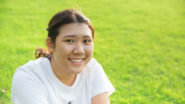 perempuan tersenyum bahagia chubby