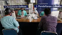 Calon penumpang kereta api mendaftar untuk menjalani tes deteksi COVID-19 dengan metode GeNose C19 di stasiun Gambir, Jakarta, Rabu (24/3/2021). PT KAI (Persero) menaikkan tarif pemeriksaan tes GeNose C19 dari Rp20 ribu menjadi Rp30 ribu mulai 20 Maret 2021. (Liputan6.com/Faizal Fanani)