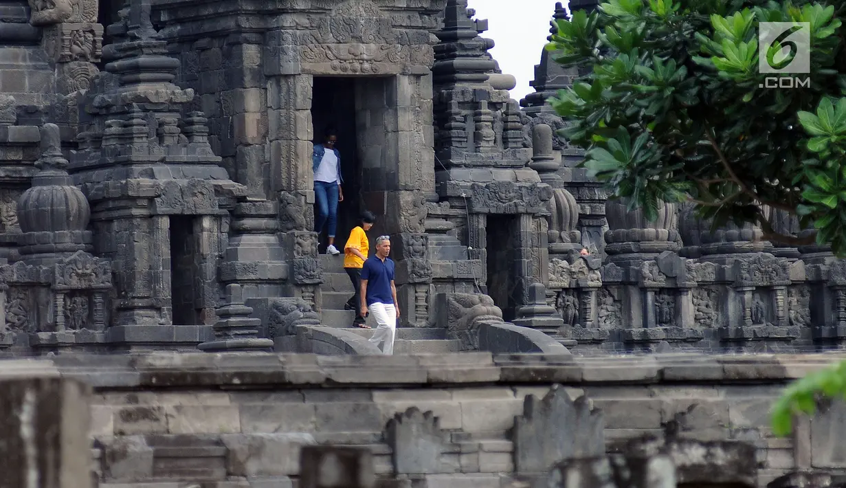 Mantan Presiden Amerika Serikat, Barack Obama (kaus biru) keluar dari salah satu bangunan Candi Prambanan, Yogyakarta, Kamis (29/6). Barack Obama beserta keluarga berlibur dan mengunjungi sejumlah tempat di Yogyakarta. (Liputan6.com/Helmi Fithriansyah)
