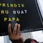 Aktivis Koalisi Masyarakat Sipil Anti Korupsi menunjukkan tulisan saat aksi Indonesia Berkabung di kawasan Bundaran HI Jakarta, Minggu (1/10). Aksi ini reaksi atas dikabulkannya permohonan praperadilan Setya Novanto. (Liputan6.com/Helmi Fithriansyah)