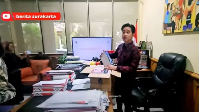 Gibran Rakabuming Bereskan Meja Kerja Usai Mundur dari Wali Kota Solo, Tumpukan Barang-Barangnya Jadi Sorotan.
