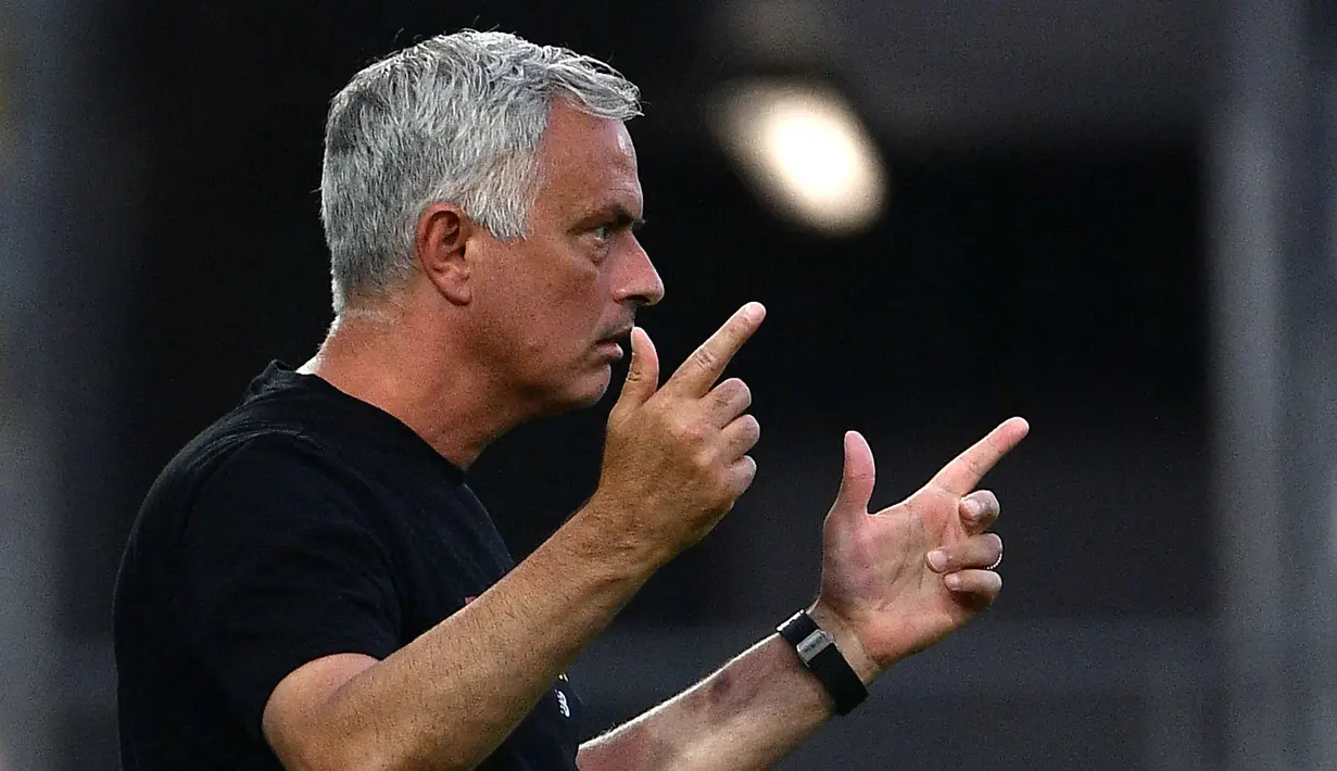 Hasil positif ditunjukkan oleh AS Roma ketika ditukangi oleh Jose Mourinho pada laga pramusim. Giallorossi tercatat mampu kantongi empat kemenangan dan satu laga seri di lima laga pertandingannya. Mereka juga mampu mengoleksi 19 gol dan hanya menelan tiga kali kebobolan. (Foto: AFP/Filippo Montefort