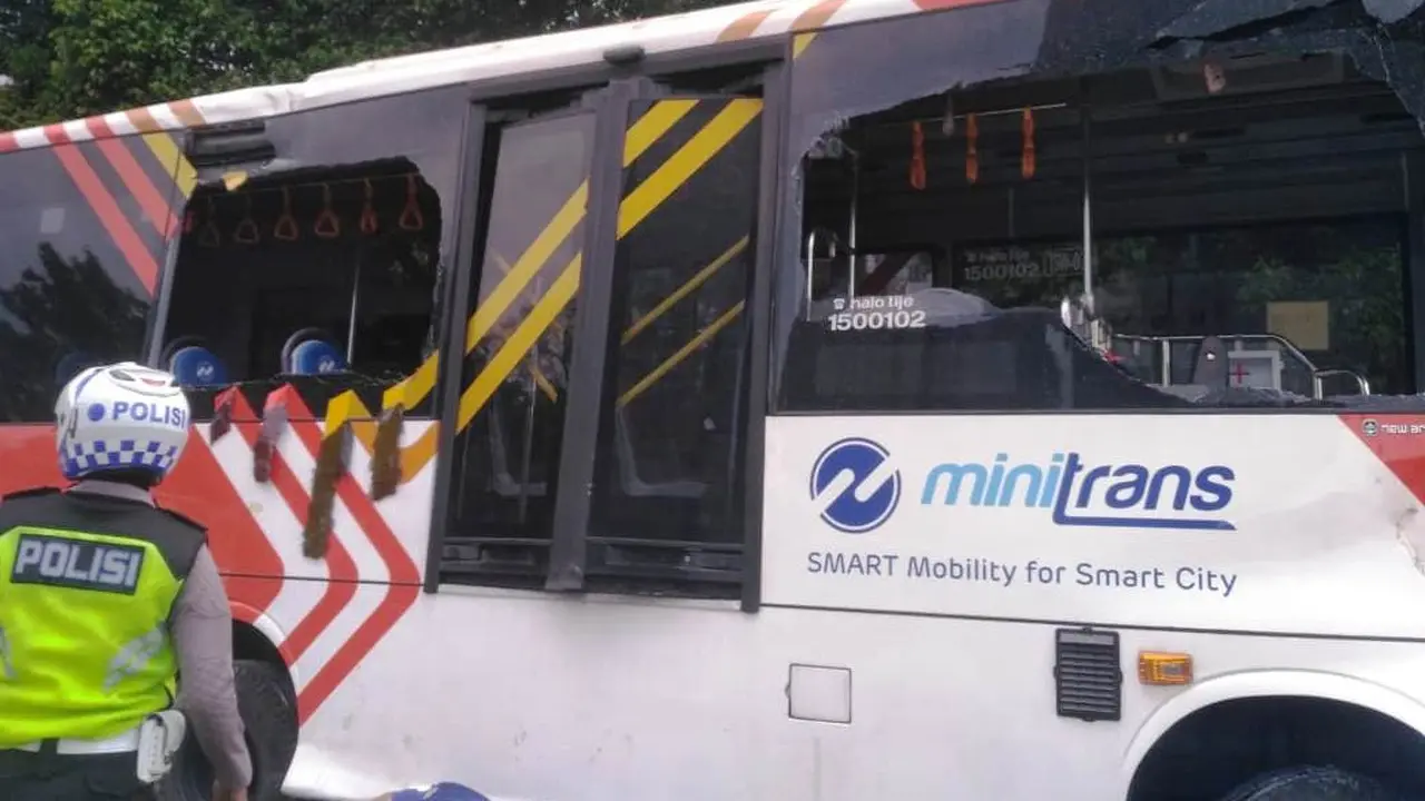 Transjakarta terbalik di depan Gedung Pajak, di Jalan TB Simatupang, Jakarta Selatan.