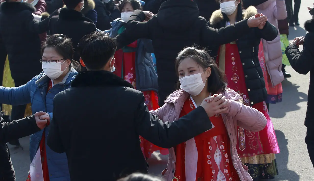 Siswa menari selama perayaan ulang tahun ke-74 berdirinya Tentara Rakyat Korea di alun-alun Stadion Indoor Pyongyang di Pyongyang, Korea Utara, Selasa (8/2/2022).  (AP Photo/Cha Song Ho)