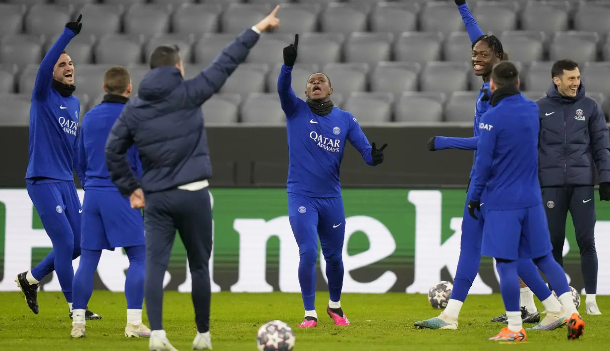 <p>Para pemain PSG mengikuti sesi latihan Kylian Mbappe dari PSG engikuti sesi latihan di Munich, Jerman, Selasa (7/3/2023). Di Allianz Arena, PSG wajib menang setidaknya dua gol jika ingin lolos ke perempat final Liga Champions.(AP Photo/Matthias Schrader)</p>