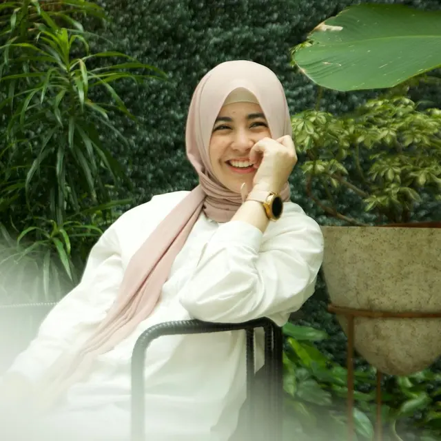 Identik Penampilan Syari, Ini 6 Gaya Risty Tagor Pakai Pashmina hingga Segi Empat