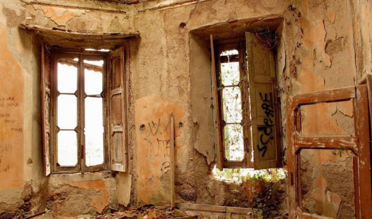 Rumah-rumah yang terbengkalai dan kosong menimbulkan risiko keruntuhan yang signifikan.&nbsp;