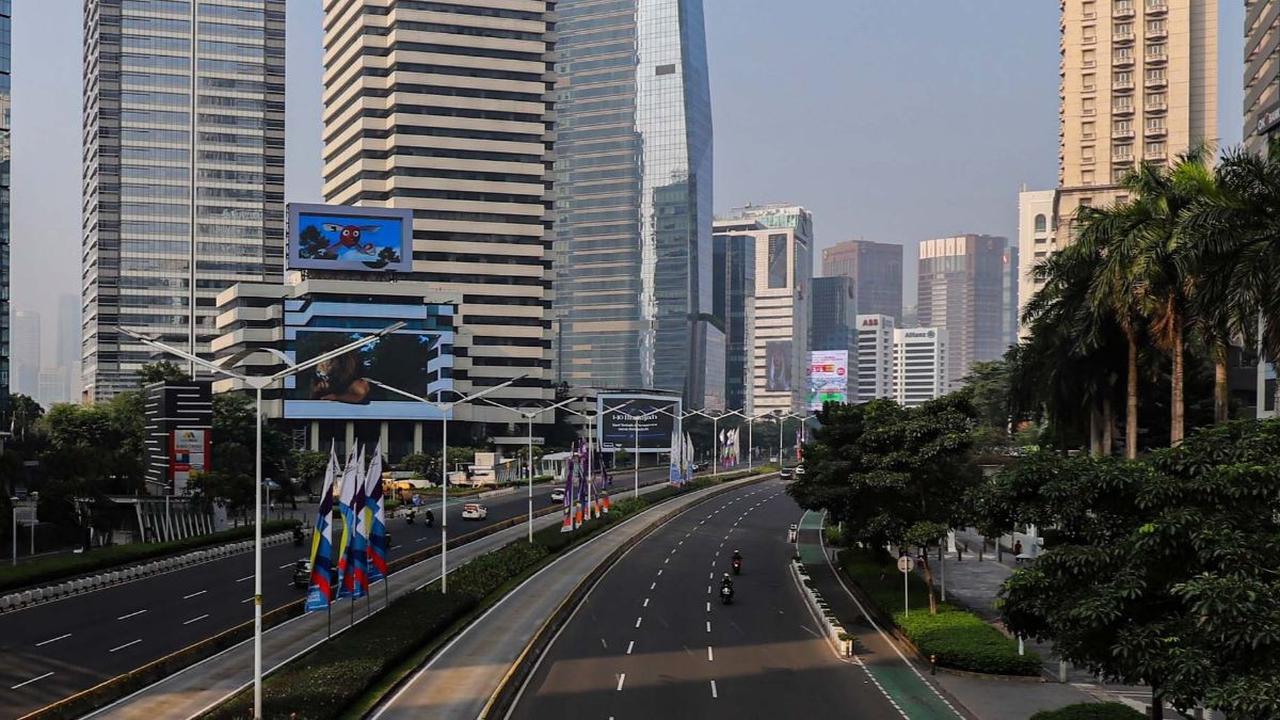 Suasana lalu lintas dan kawasan perkantoran yang lengang saat libur Iduladha 2024 di kawasan Sudirman, Jakarta, Senin (17/6/2024). Foto: Liputan6.com / Angga Yuniar