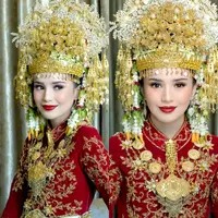 Gaya riasan Beby Tsabina begitu memikat saat akad nikah. Komentar pujian membanjiri kolom komentar unggahan bintang film Buya Hamka ini. [@venemapictures @ini_niel].