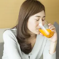 Ilustrasi minum jus jeruk./Copyright shutterstock.com/g/Vitchanan