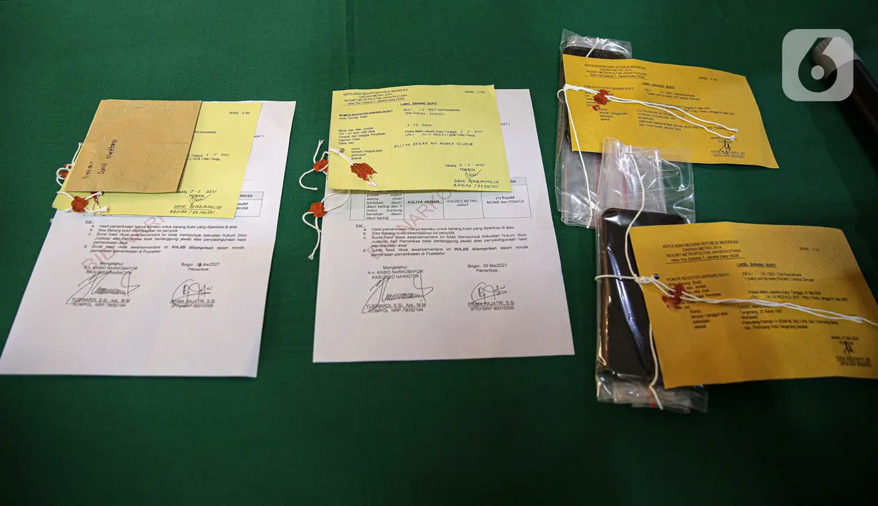 Barang bukti kasus narkoba yang menjerat vokalis grup band Deadsquad Daniel Mardhany dihadirkan saat rilis di Polres Jakarta Utara, Senin (3/5/2021). Polisi mengamankan tembakau sintetis serta obat prohiper dalam penangkapan Daniel Mardhany. (Liputan6.com/Faizal Fanani)