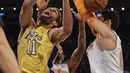 Ekspresi pemain Los Angeles Lakers, Brook Lopez (tengah) saat berebut bola dengan pemain New York Knicks, Enes Kanter pada lanjutan NBA basketball game di Madison Square Garden, New York, (12/12/2017). Knicks menang 113-109. (AP/Andres Kudacki)