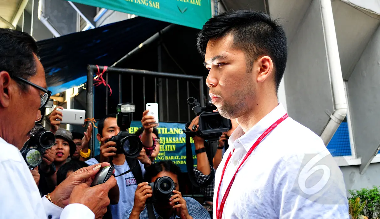 Pelaku penabrak maut di Pondok Indah, Christopher Daniel, hadiri sidang dengan agenda putusan sela di PN Jakarta Selatan, Senin (25/5/2015). Christopher didampingi kuasa hukumnya bungkam saat ditanya wartawan mengenai kasusnya. (Liputan6.com/Yoppy Renato)
