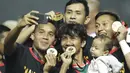Bek PSS Sleman, Amarzukih, bersama rekan-rekannya merayakan juara Liga 2 usai menaklukkan Semen Padang pada laga Liga 2 di Stadion Pakansari, Jawa Barat, Selasa (4/12). PSS menang 2-0 atas Semen Padang. (Bola.com/M. Iqbal Ichsan)